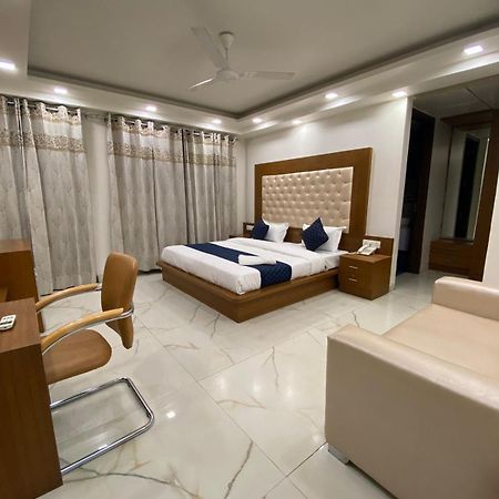 Hotel Leaf 9 Boutique, Near Golf Course Road And Galleria Market Gurgaon Exteriör bild