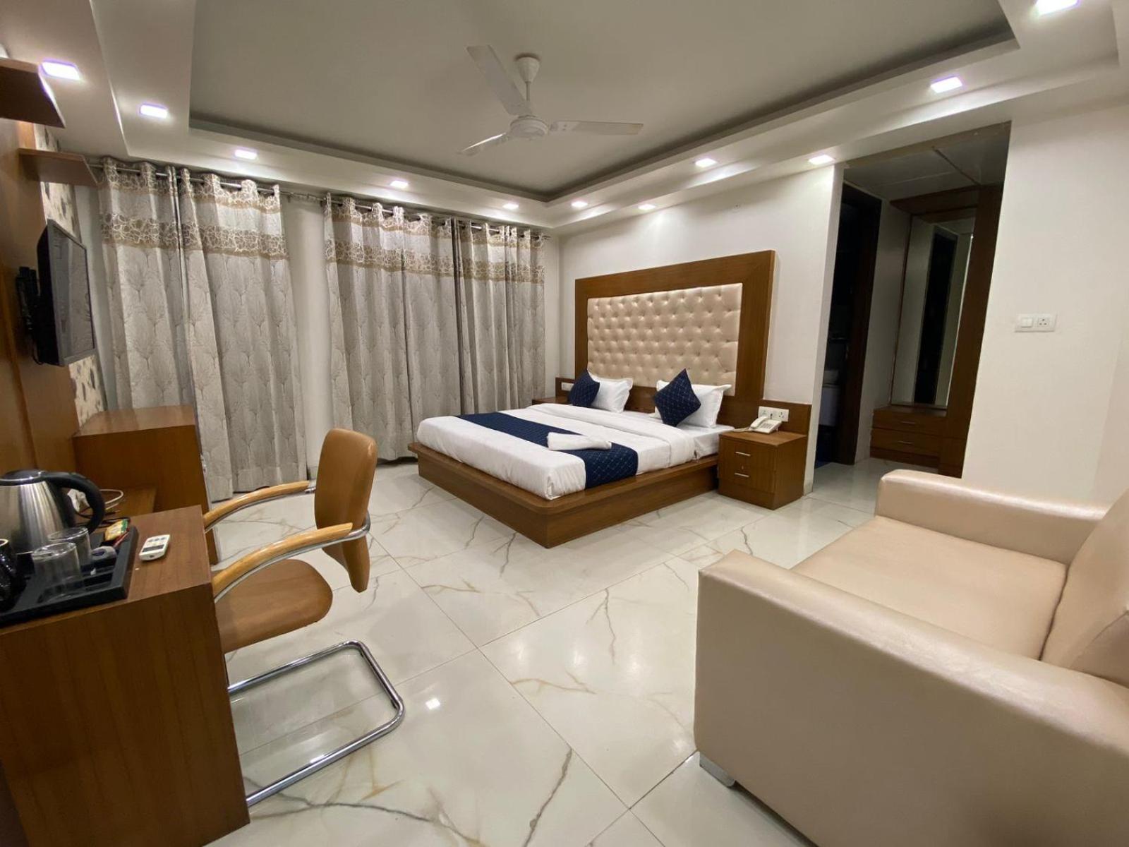 Hotel Leaf 9 Boutique, Near Golf Course Road And Galleria Market Gurgaon Exteriör bild