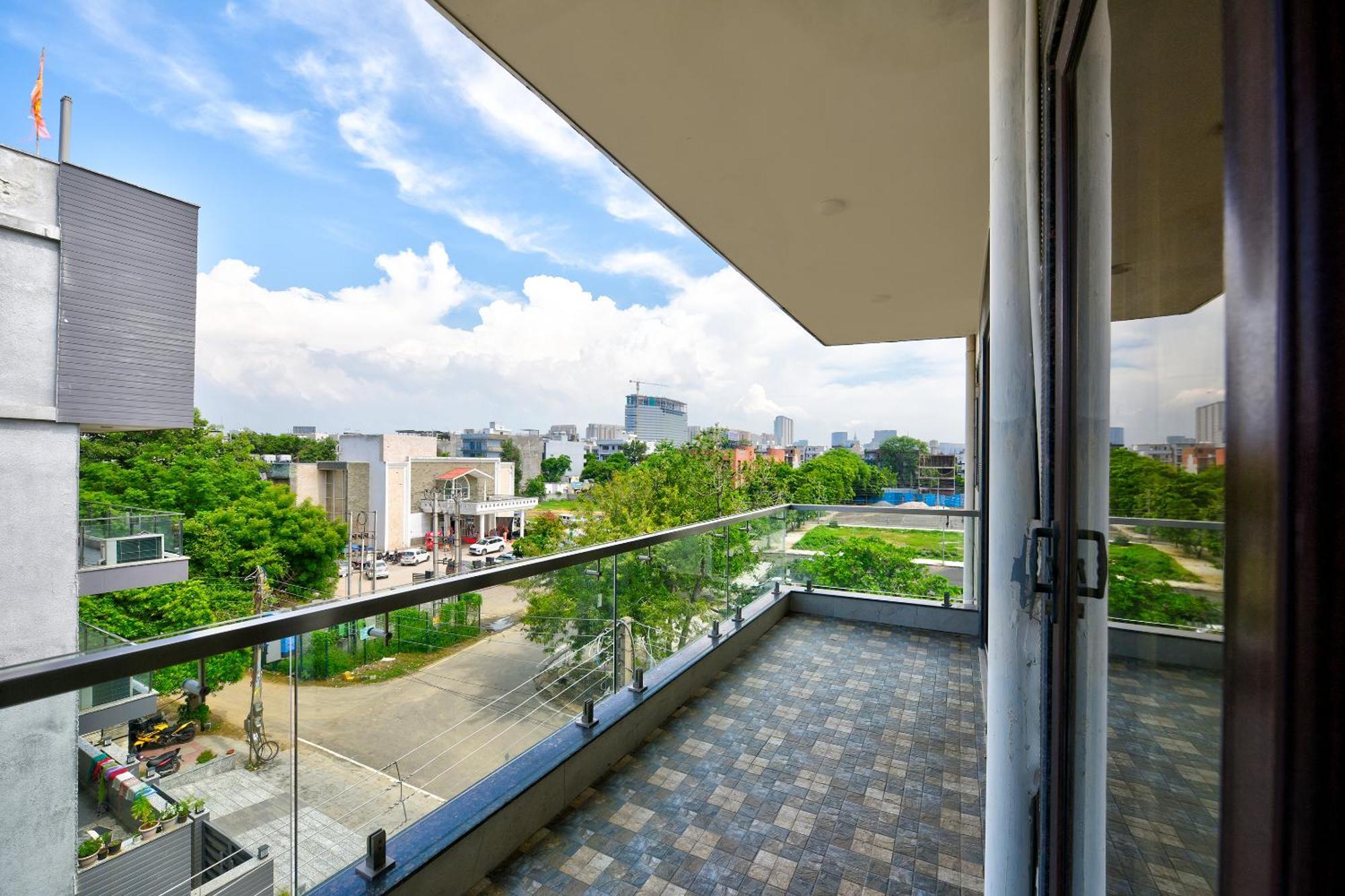 Hotel Leaf 9 Boutique, Near Golf Course Road And Galleria Market Gurgaon Exteriör bild